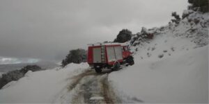 Σέρρες: Επιχείρηση της Πυροσβεστικής για δύο νεαρούς που εγκλωβίστηκαν με το όχημά τους λόγω παγετού