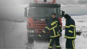 Σαντορίνη – Πάρος – “Φύλακες άγγελοι” πυροσβέστες βοήθησαν μέσα στο χιονιά δύο έγκυες
