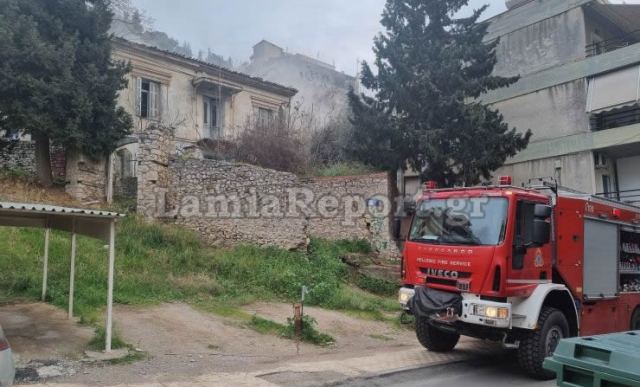 Κινητοποίηση Πυροσβεστικής για πυρκαγιά σε εγκαταλελειμμένο σπίτι στη Λαμία