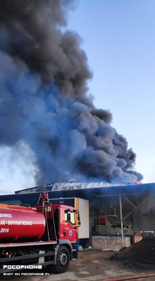 Συναγερμός στην Πυροσβεστική - Μεγάλη φωτιά σε αποθήκη ζωοτροφών στο Κορωπί
