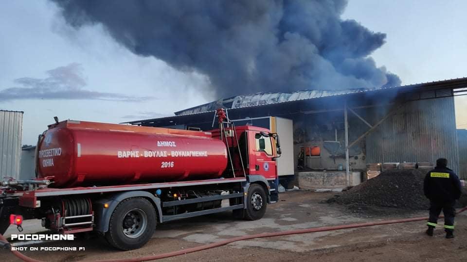 Συναγερμός στην Πυροσβεστική - Μεγάλη φωτιά σε αποθήκη ζωοτροφών στο Κορωπί