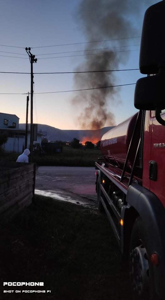 Συναγερμός στην Πυροσβεστική - Μεγάλη φωτιά σε αποθήκη ζωοτροφών στο Κορωπί