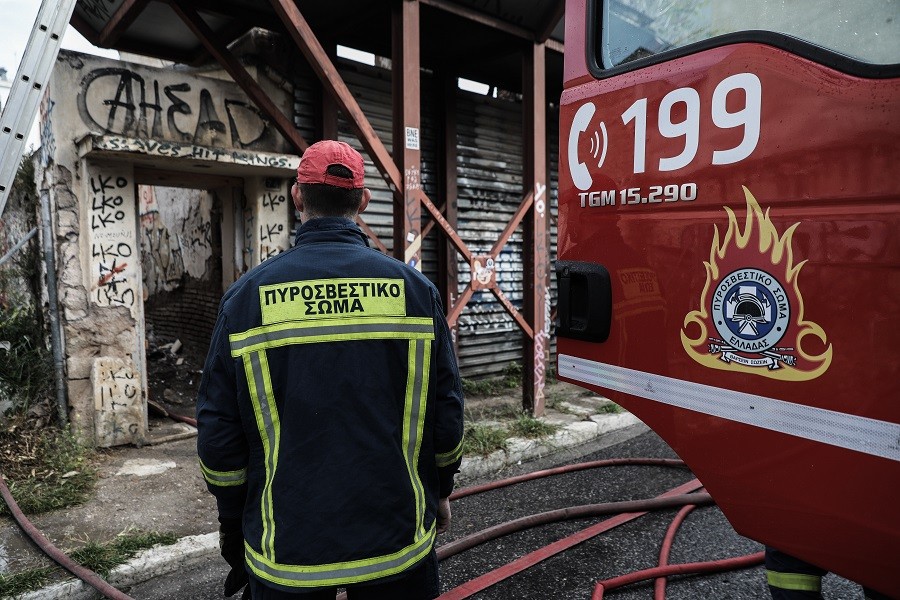 Πυρκαγιά σε ξυλουργείο στον Πειραιά
