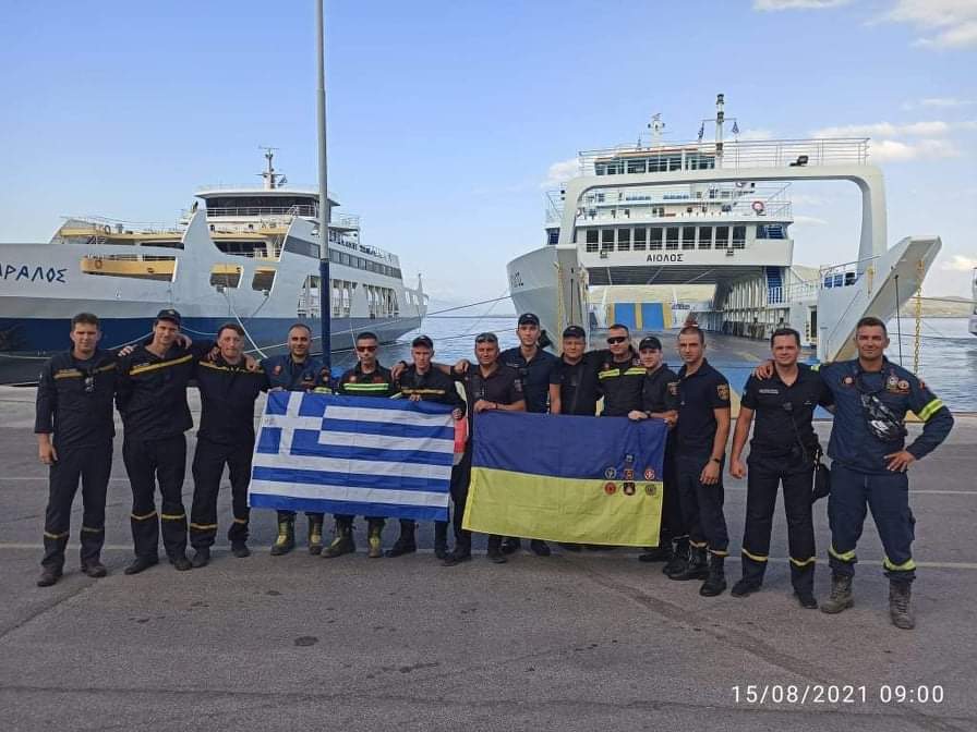 Η Φωτογραφία της Ημέρας - Οι Ουκρανοί πυροσβέστες στην Β.Εύβοια