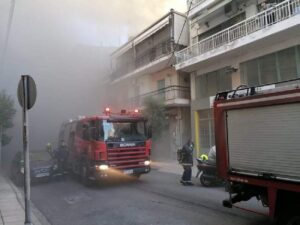 Φωτιά σε εξέλιξη σε κτίριο κατοικίας στο Ίλιον Αττικής