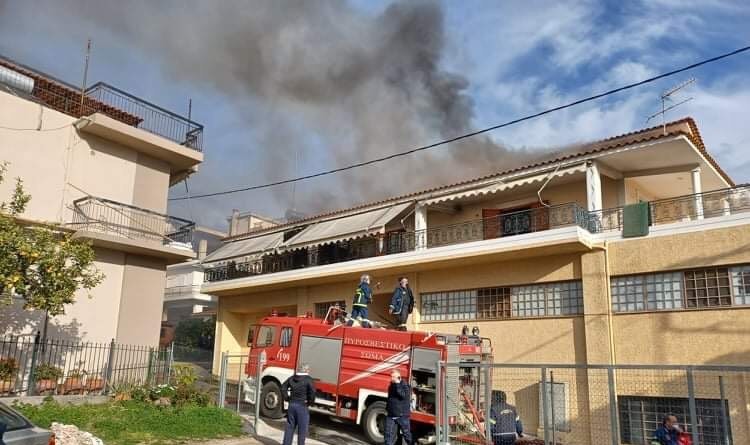 Μεγάλη πυρκαγιά σε σπίτι στην Καλαμάτα – Επιτόπου η Πυροσβεστική