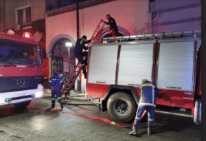 Τραγωδία στον Πειραιά: Ένας νεκρός μετά από φωτιά σε ισόγειο κατάστημα