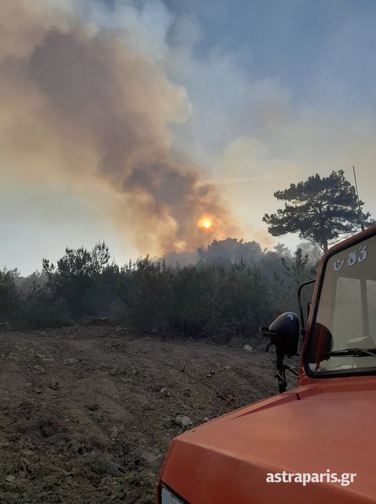 Μαίνεται η δασική πυρκαγιά στις Αμάδες Χίου (Φωτό)