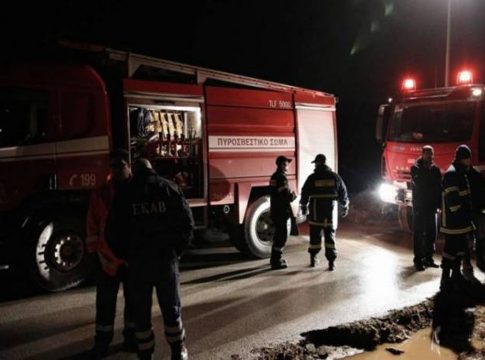 Πυρκαγιά σε αποθήκες τα ξημερώματα στον Τύρναβο - Καταστράφηκαν αγροτικά μηχανήματα