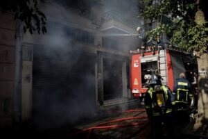 Φωτιά σε κατάστημα στην Αθήνα