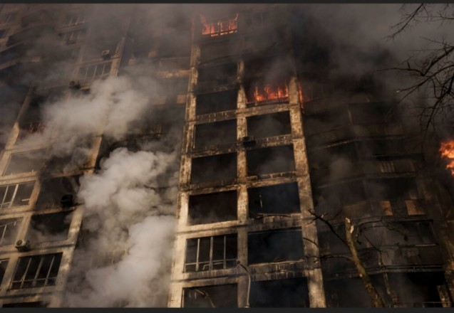 Κίεβο-48 απεγκλωβισμοί από βομβαρδισμένη πολυκατοικία.(φωτό)