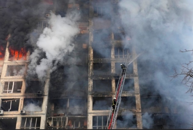 Κίεβο-48 απεγκλωβισμοί από βομβαρδισμένη πολυκατοικία.(φωτό)