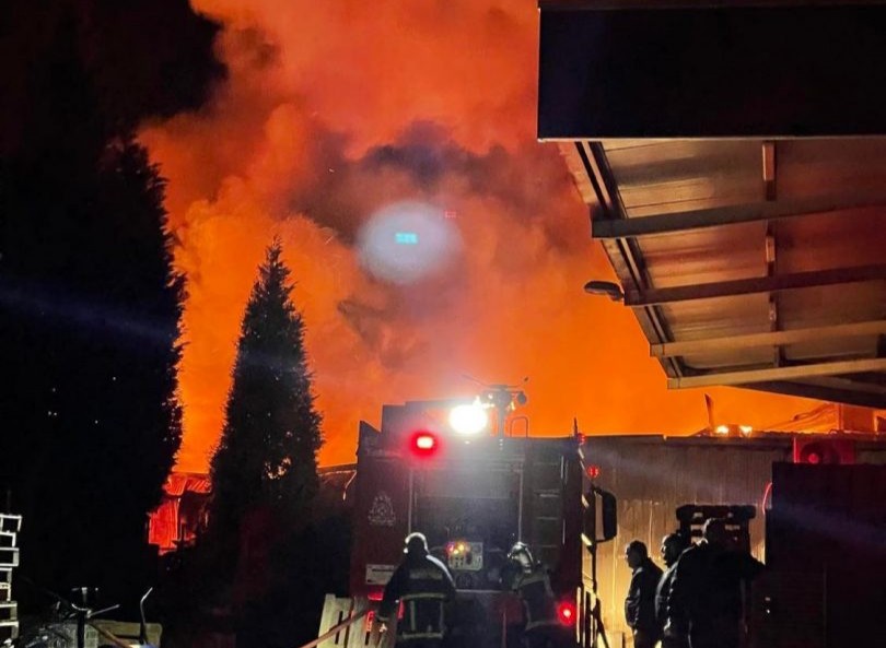 Συναγερμός στην Πυροσβεστική για μεγάλη πυρκαγιά σε αποθήκη ξυλείας στον Ταύρο