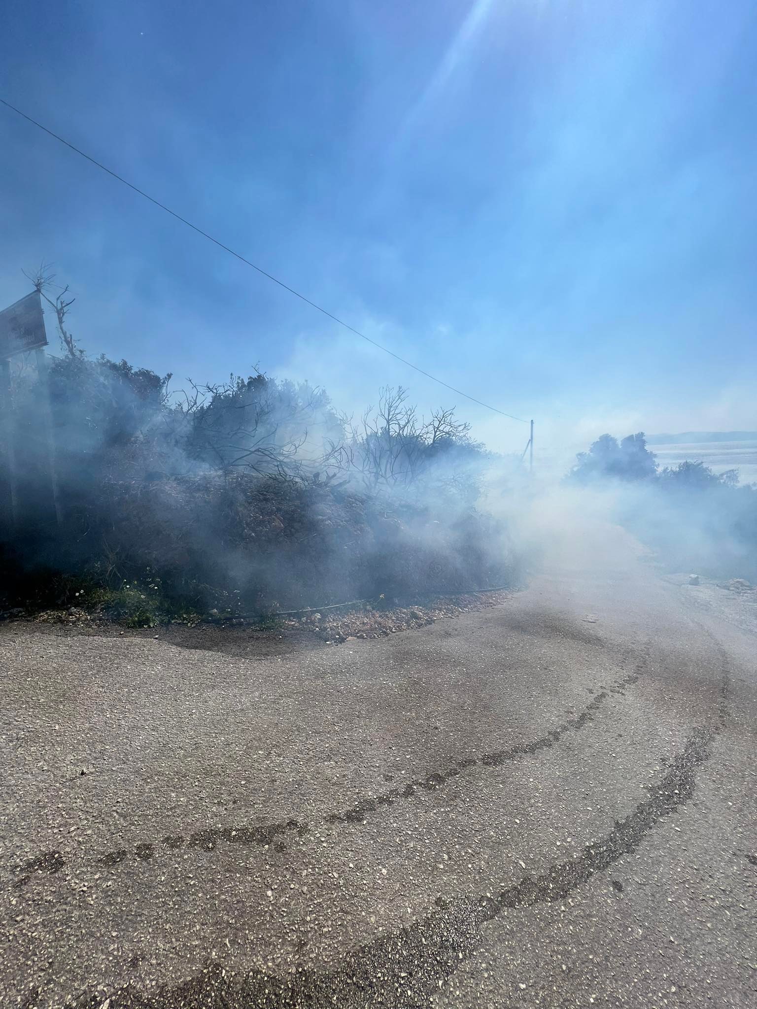 Πυρκαγιά σε χορτολιβαδική έκταση στο γεφύρι του Λουρδά στην Κεφαλονιά (Φωτό)
