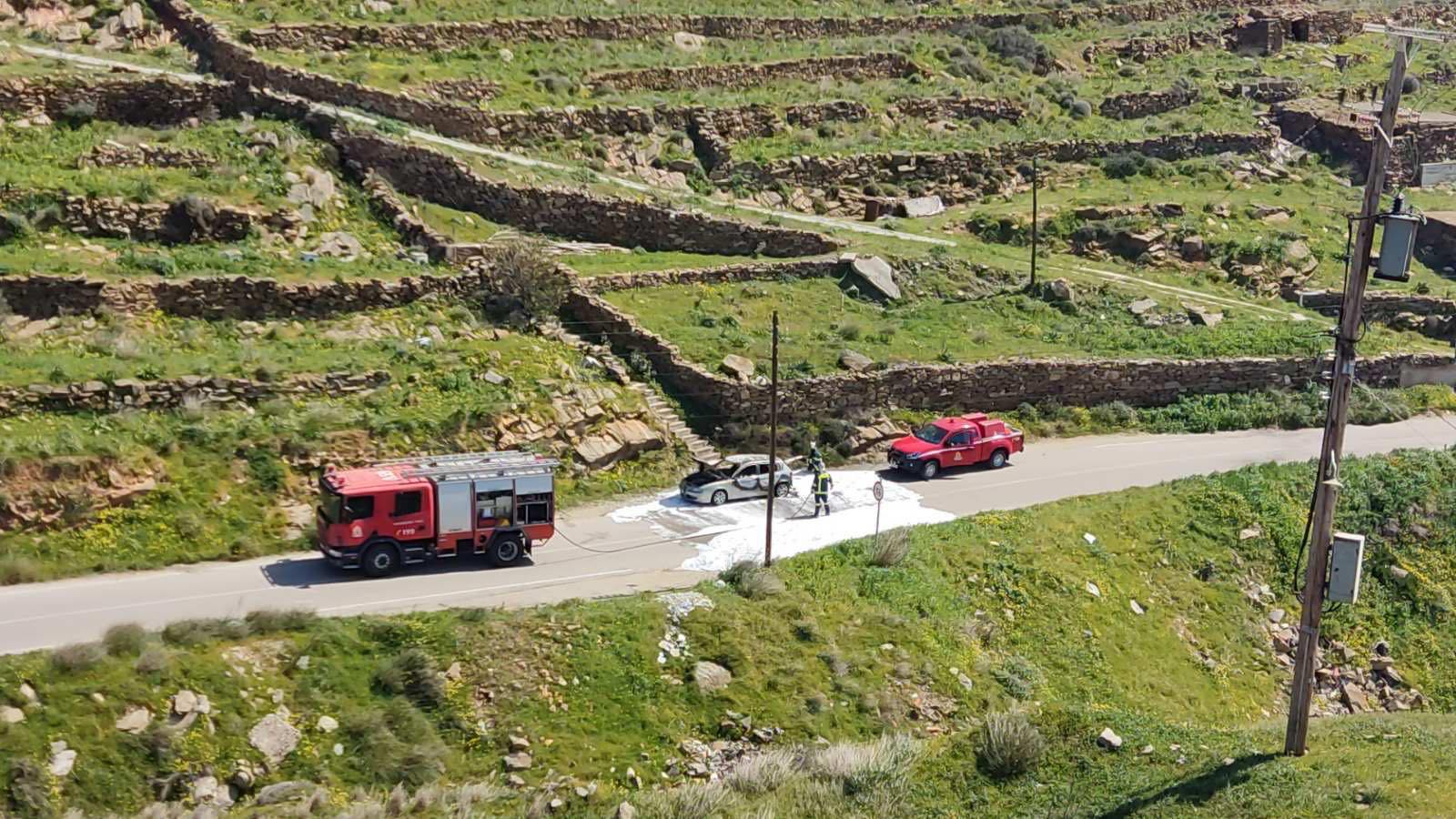 Πυρκαγιά σε αυτοκίνητο στην Τήνο (Φωτό)