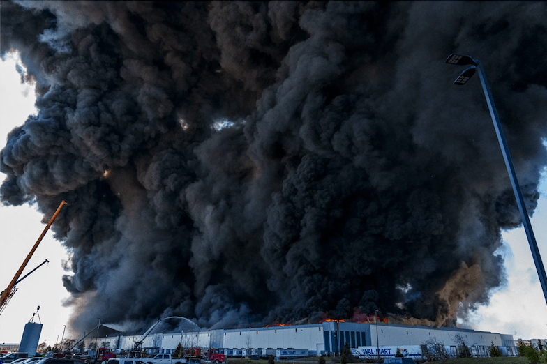 Τεράστια πυρκαγιά σε αποθήκη της Walmart στην Ινδιανάπολη των ΗΠΑ