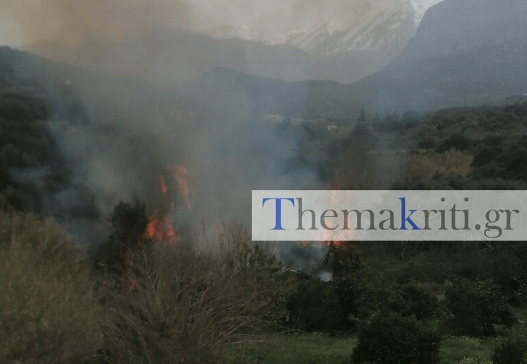 Πυρκαγιά στην περιοχή Καραβάδος στο Αρκαλοχώρι Ηρακλείου (Φωτό)