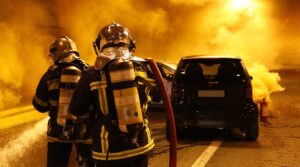 Πυρκαγιά σε δυο Ε.Ι.Χ. αυτοκίνητα στο Αιγάλεω Αττικής