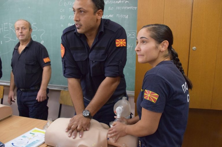 Η Μπιλιάνα Ντεντσόβσκα η πρώτη γυναίκα πυροσβέστης και η νεότερη συνάδελφός της Μένκα Στογιανόσκα