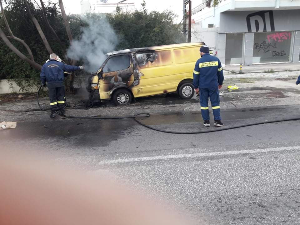 Πυρκαγιά σε φορτηγάκι στην Βούλα Αττικής (Φωτό)