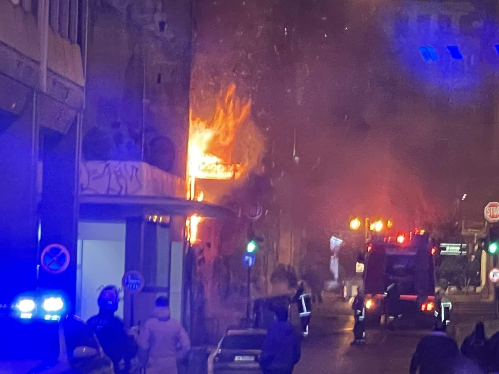 Μεγάλη πυρκαγιά σε εγκαταλελειμμένο κτίριο στην Αθήνα (Φωτό)