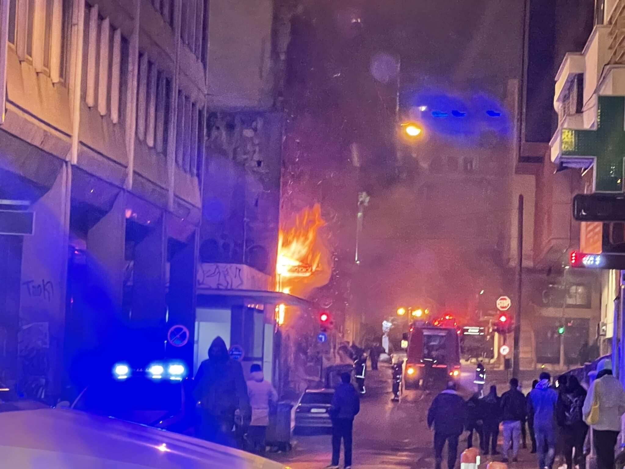 Μεγάλη πυρκαγιά σε εγκαταλελειμμένο κτίριο στην Αθήνα (Φωτό)