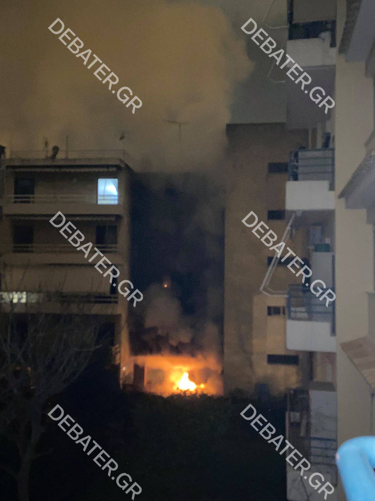 Πυρκαγιά σε ΙΧ σε πυλωτή πολυκατοικίας στο Χαλάνδρι – Εκκενώθηκε το κτίριο δύο τραυματίες (Φωτό - Βίντεο)