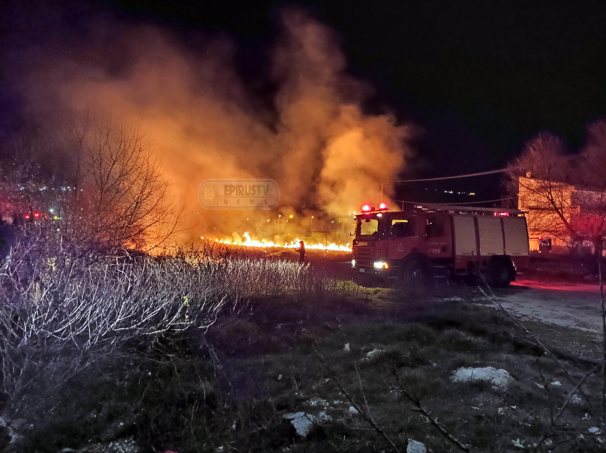 Ιωάννινα: Πυρκαγιά σε απόσταση αναπνοής από τα σπίτια