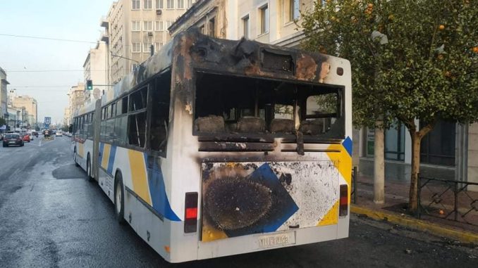 Πυρκαγιά νωρίς το πρωί σε λεωφορείο στον Πειραιά (Φωτό)