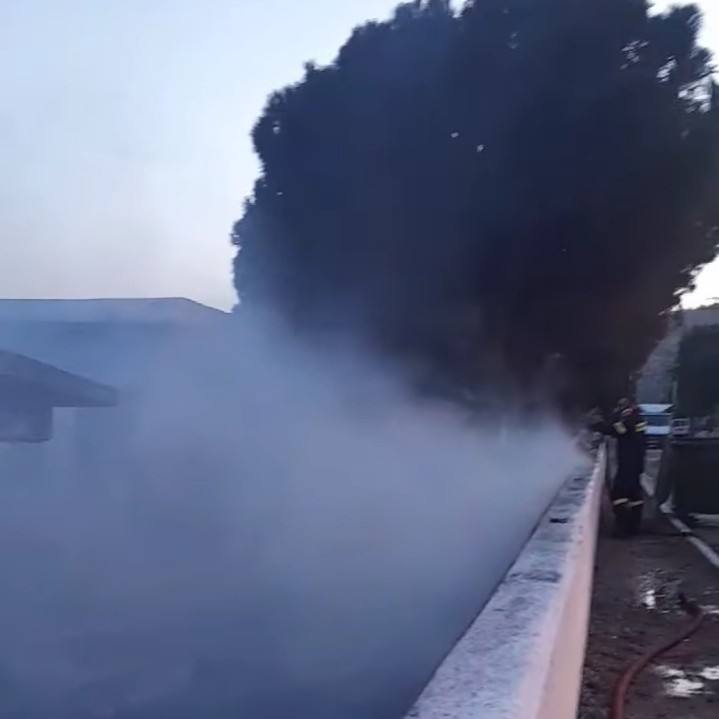 Πυρκαγιά σε προαύλιο χώρο κτιρίου στα Άνω Λιόσια (Βίντεο)