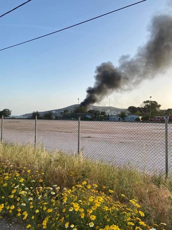 Πυρκαγιά εν υπαίθρω στο Γιαμπανάκι στην Βάρκιζα (Φωτό)