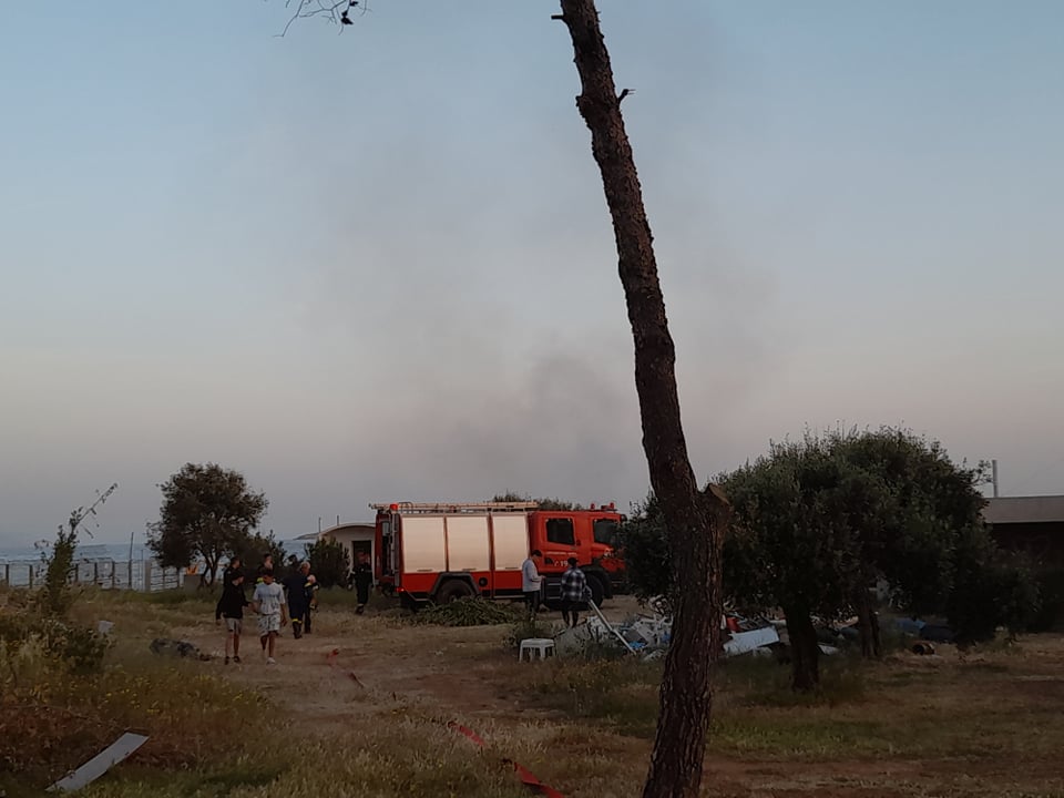 Πυρκαγιά εν υπαίθρω στο Γιαμπανάκι στην Βάρκιζα (Φωτό)