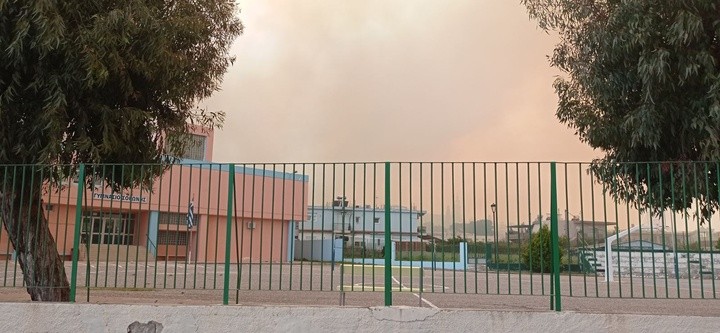 Μεγαλη πυρκαγιά σε δασική έκταση στη Σορωνή Ρόδου