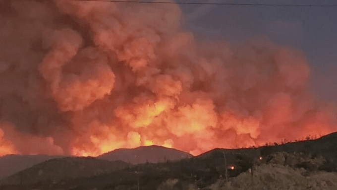 ΗΠΑ: Τεράστια πυρκαγιά στην Αριζόνα - Χιλιάδες άνθρωποι εγκατέλειψαν τις εστίες τους