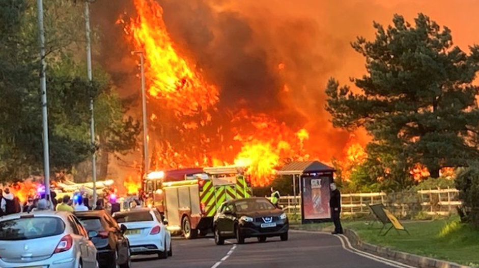 Μεγάλη πυρκαγιά στην Νοτιοδυτική Αγγλία (Φωτό)