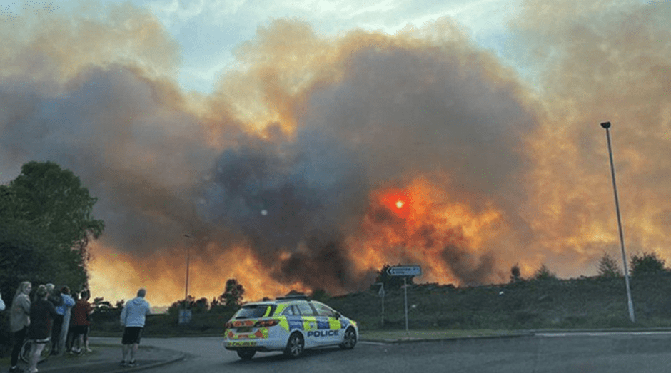 Μεγάλη πυρκαγιά στην Νοτιοδυτική Αγγλία (Φωτό)