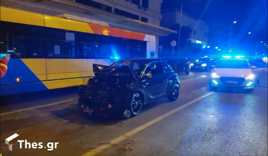 Τροχαίο στη Θεσσαλονίκη: ΙΧ καρφώθηκε σε εν κινήσει λεωφορείο του ΟΑΣΘ