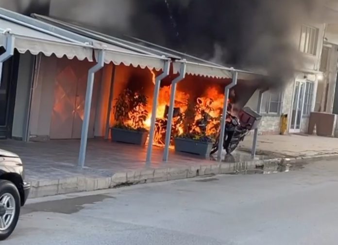 Πυρκαγιά σε κατάστημα στα Νέα Μουδανιά Χαλκιδικής (Φωτό)