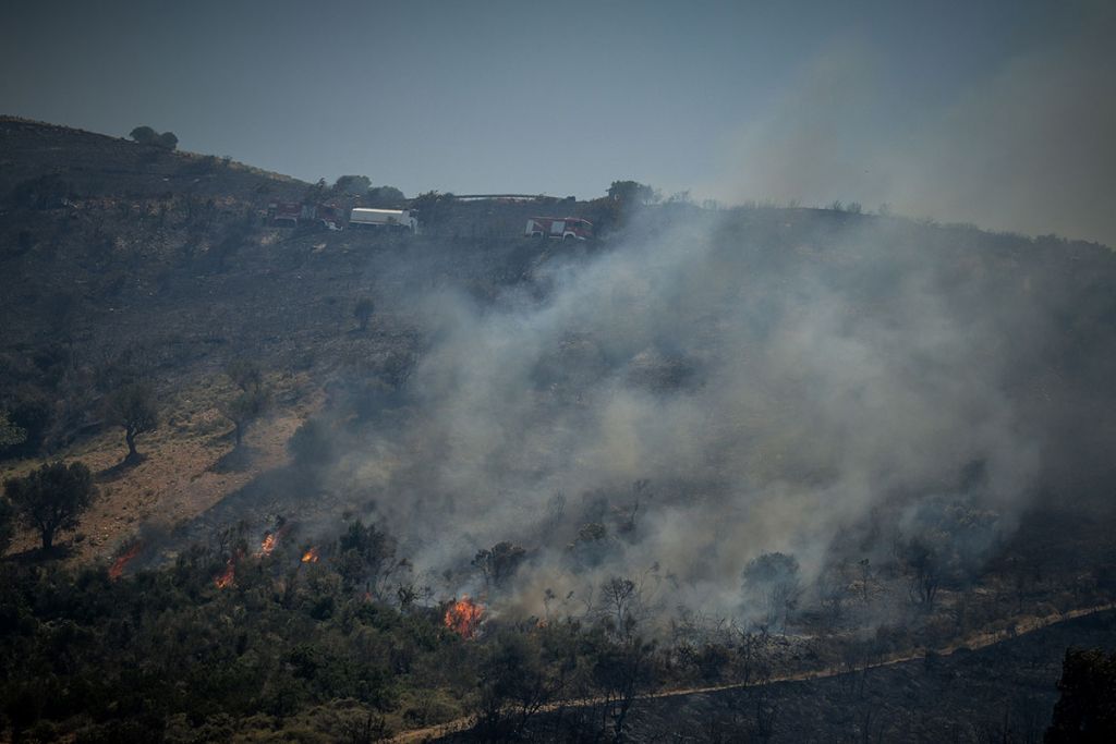 Μεγάλη πυρκαγιά σε χαμηλή βλάστηση στο Κερατσίνι