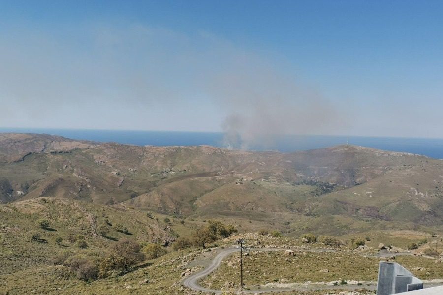 Πυρκαγιά σε αγροτική περιοχή στα Λάψαρνα Λέσβου (Φωτό)