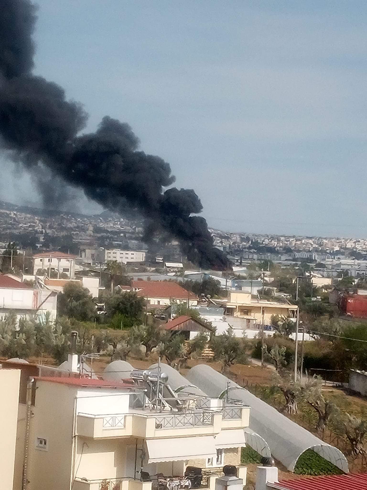 Μεγάλη πυρκαγιά σε εξέλιξη σε κτίριο στις Αχαρνές Αττικής (Φωτό)