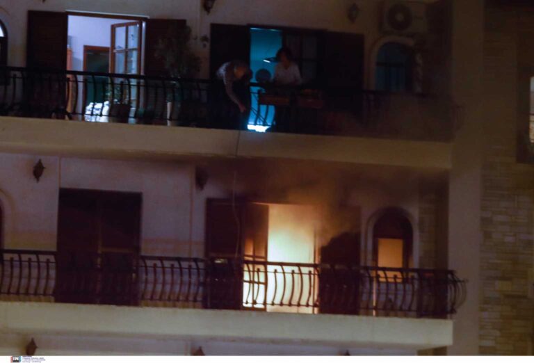 Πυρκαγιά σε εξέλιξη σε διαμέρισμα στο Παλαιό Φάληρο - Απεγκλωβίστηκε ενα άτομα