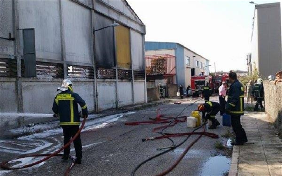 Πυρκαγιά σε εργοστάσιο ξυλείας στον Άγιο Στέφανο Αττικής