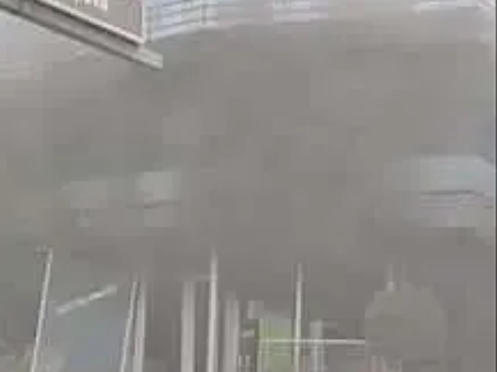 Μεγάλη πυρκαγιά σε κατάστημα στην Ρόδο (Φωτό)