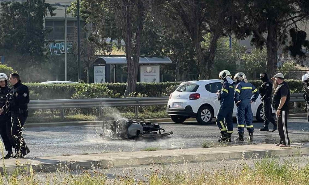 Πυρκαγιά σε μοτοσικλέτα επί της Λ. Βουλιαγμένης (Φωτό)