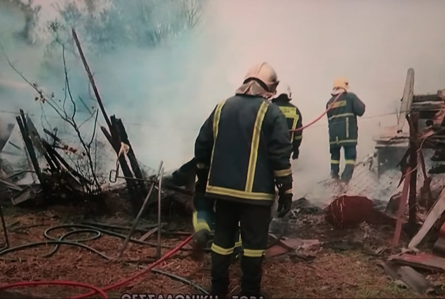 Πυρκαγιά σε εγκαταλλελειμένη μονοκατοικία στην Καλαμαριά (Φωτό)