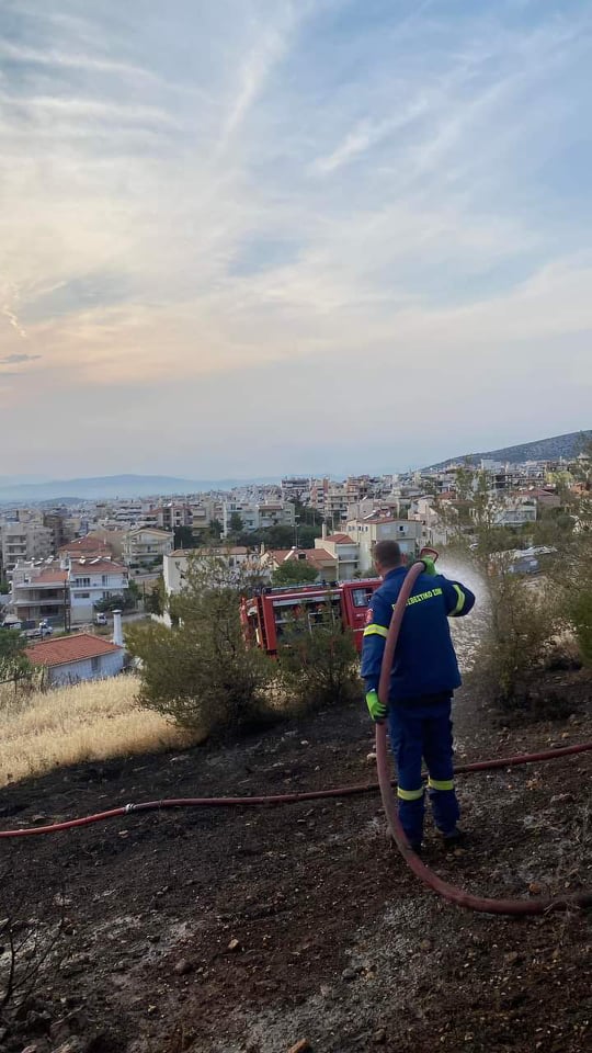 Πυρκαγιά σε χορτολιβαδική έκταση στην Άνω Γλυφάδα (Φωτό)