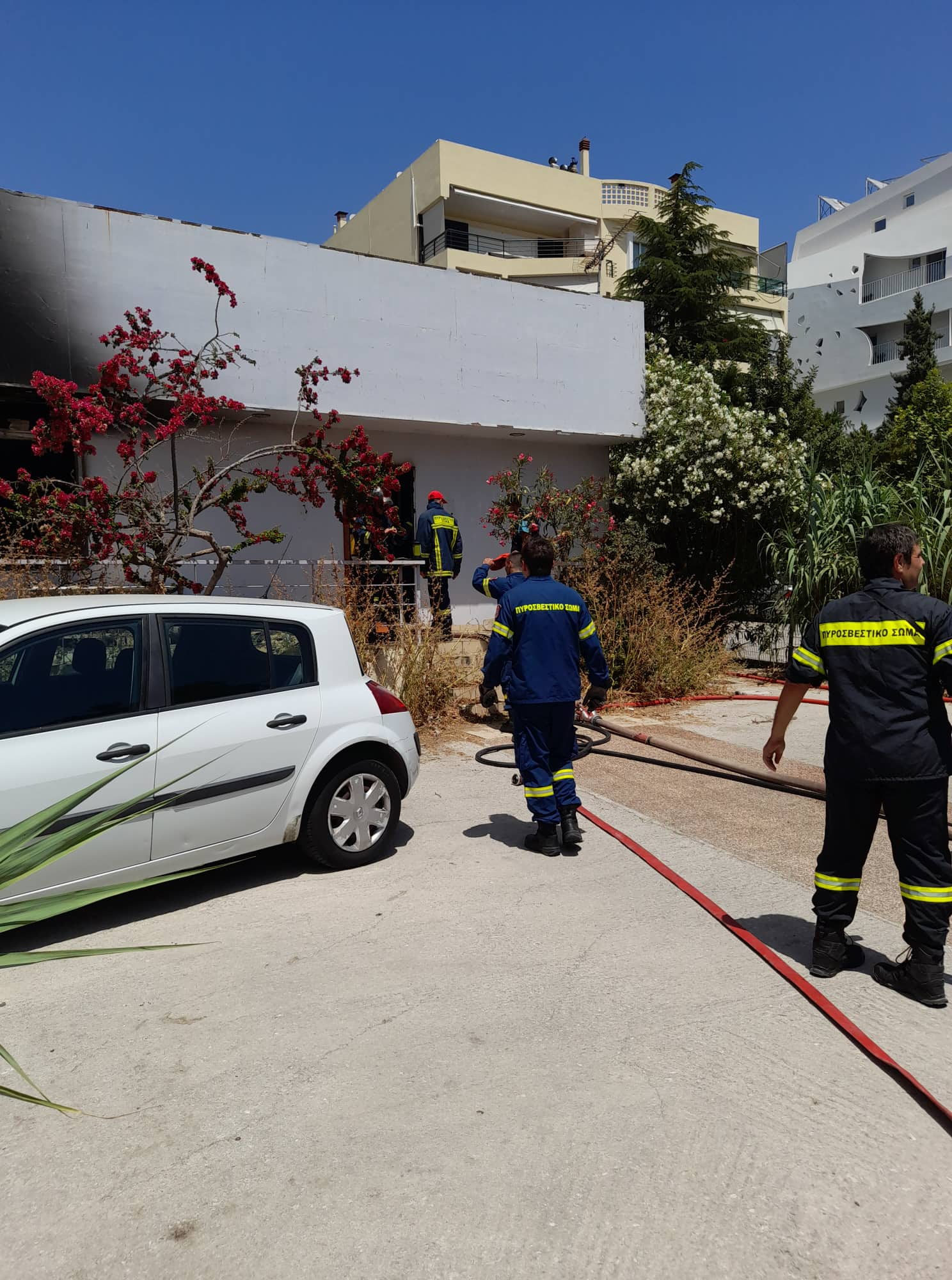 Πυρκαγιά σε εγκαταλελειμμένη μονοκατοικία στην Βούλα (Φωτό)