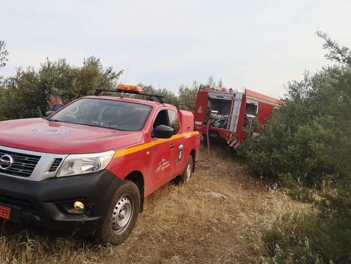 Πυρκαγιά σε χορτολιβαδική έκταση στην Άνω Γλυφάδα (Φωτό)