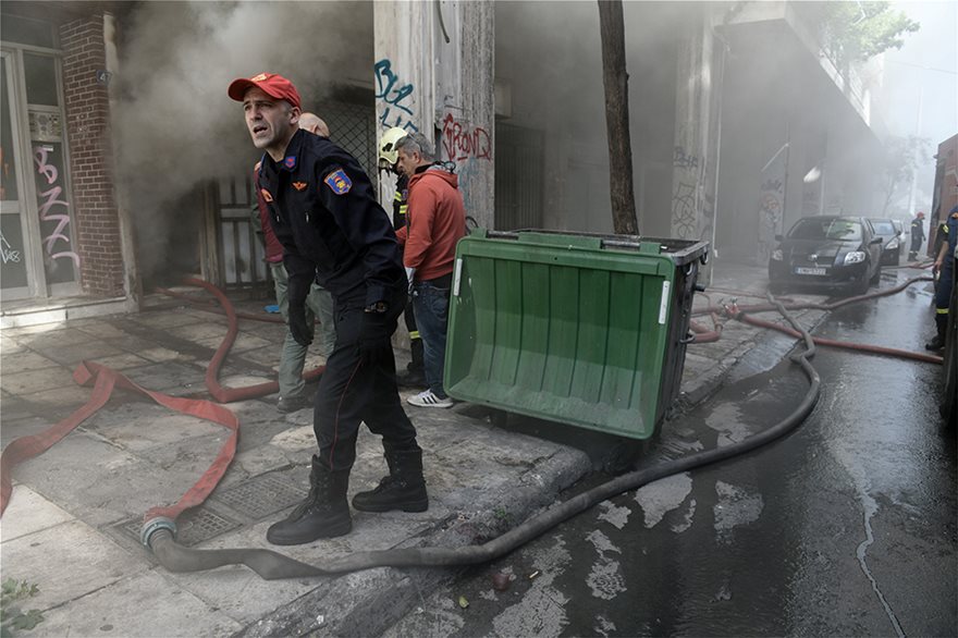 ΤΩΡΑ-Πυρκαγιά σε αποθήκη στον Κολωνό Αττικής